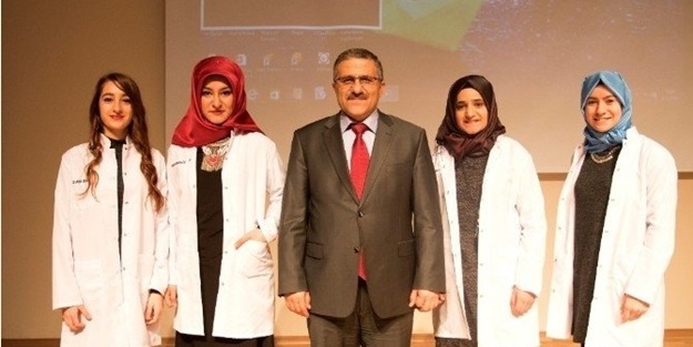 Eczacılık fakültesi öğrencileri önlüklerini giydiler!