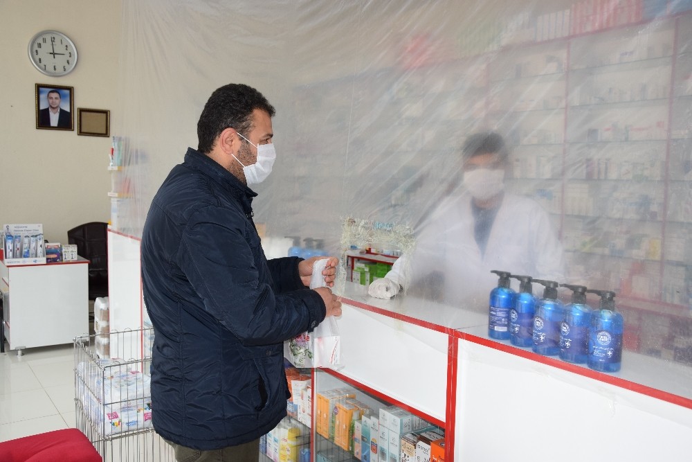 Eczanede ilginç korona virüs önlemi 