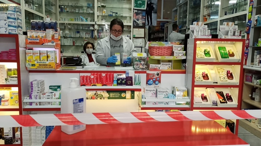 Eczanede şeritli tedbir 