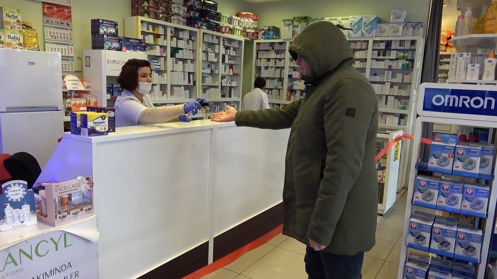 Eczaneden Korona virüsü tehdidine karşı ’1 metre kuralı’ 