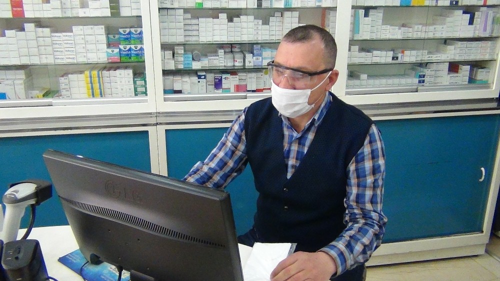 Eczanelere maskeler geldi, dağıtımlar başladı 