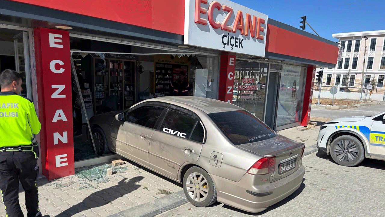 Eczaneye giden sahibinin peşinden park ettiği aracı da vitrini yıkarak eczaneye girdi