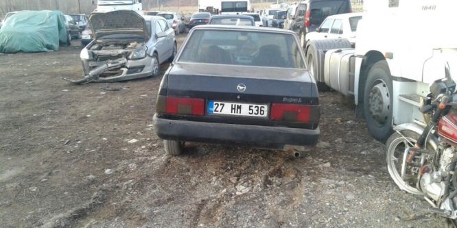 Oto hırsızları polisten kaçamadı!