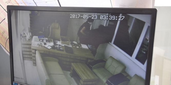 Maskeli hırsızlar 200 kiloluk çelik kasayı böyle çaldı