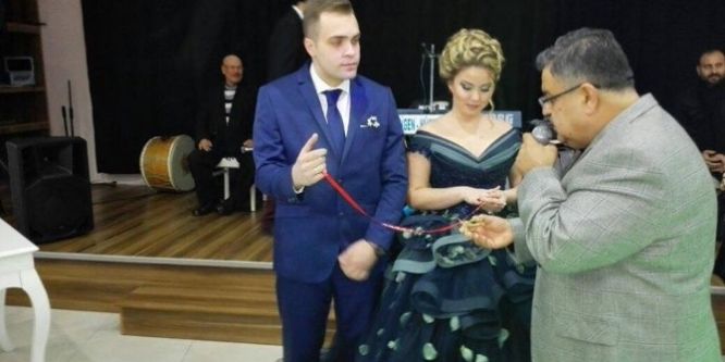 İki genç çifti nişanladı