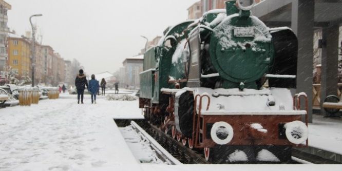 Eskişehir yeni güne karla uyandı