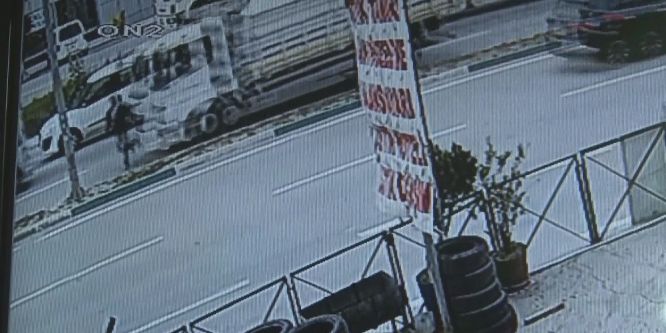 Kamyonun çarptığı şahıs 5 metre havaya böyle uçtu