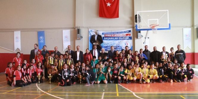 Minikler voleybol final müsabakaları sona erdi