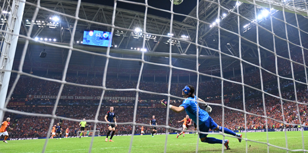 Edepsiz kaleci Kamil Grabara'nın ağzının payı verildi! Helal olsun sana Tete...