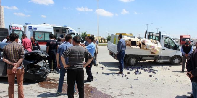 Kamyonet ile otomobil çarpıştı: 3 yaralı