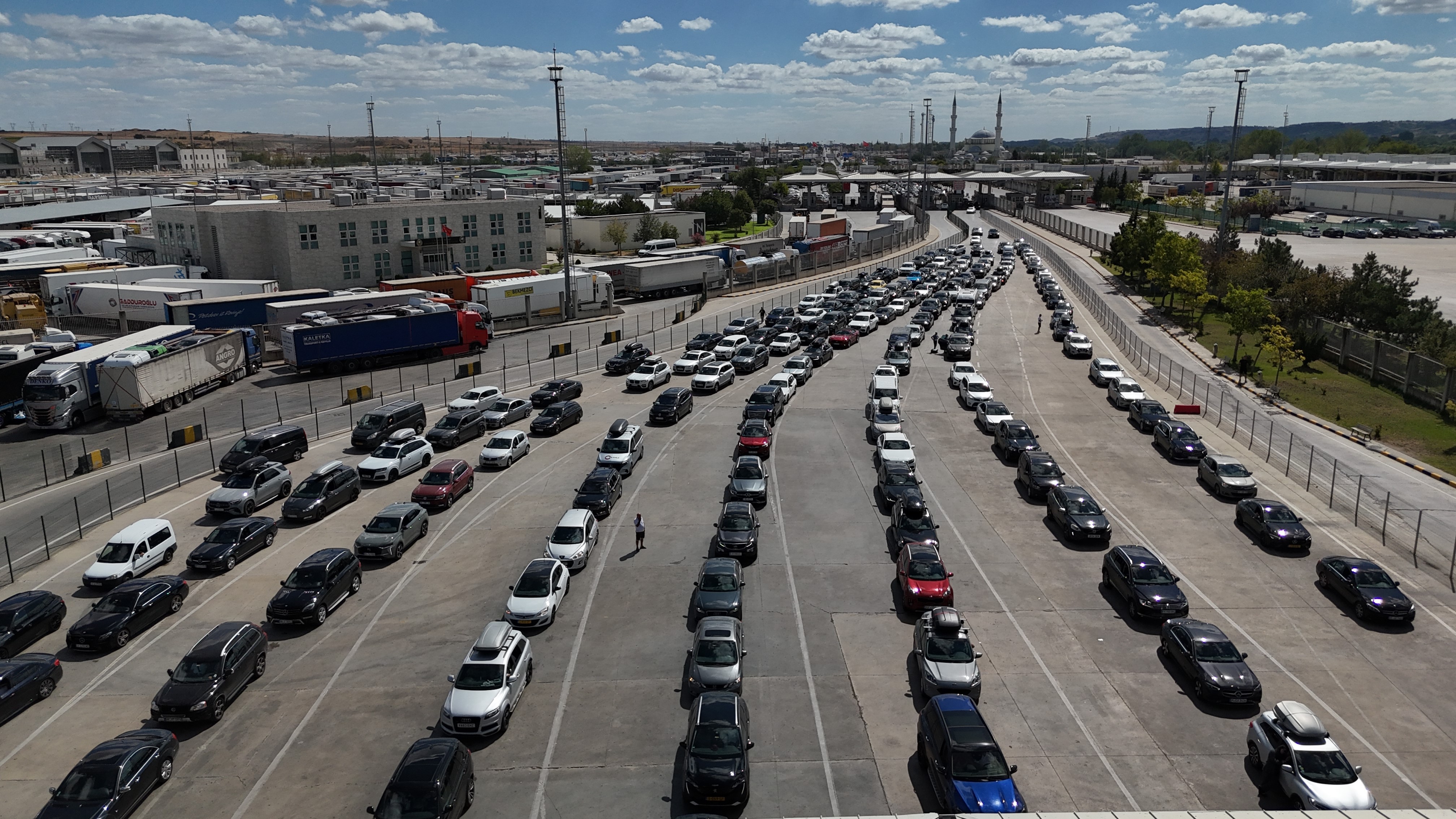 Edirne sınır kapılarından 3 ayda 4 milyon 96 bin yolcu geçiş yaptı