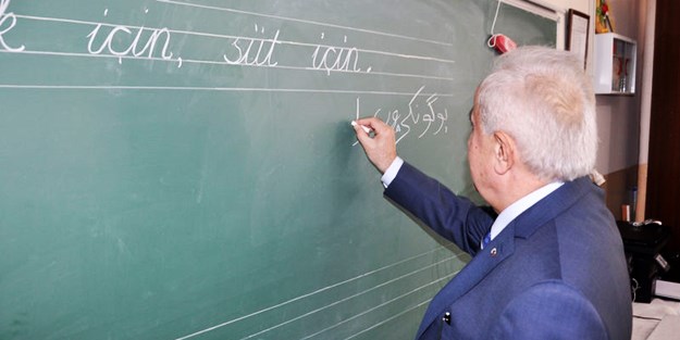 Edirne Valisi süt sloganını tahtaya Osmanlı Türkçesi ile yazdı