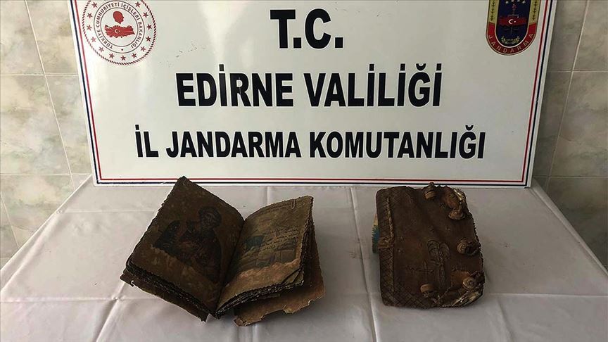 Edirne'de 500 yıllık olduğu değerlendirilen 2 el yazması İncil ele geçirildi
