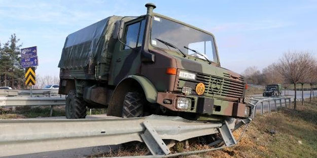 Edirne'de askeri araç bariyere çarptı: Yaralılar var