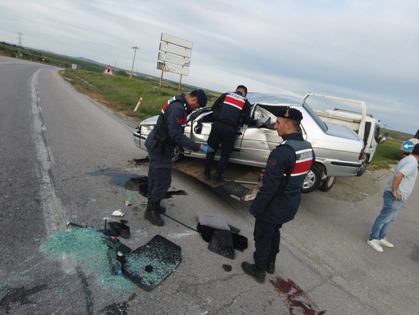 Edirne'de devrilen otomobilin sürücüsü yaralandı