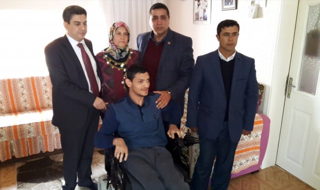 Edirne'de engelli vatandaşa akülü tekerlekli sandalye hediye edildi