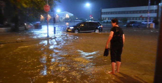 Edirne'de gece yarısı bastıran yağış nedeniyle sokaklar göle döndü