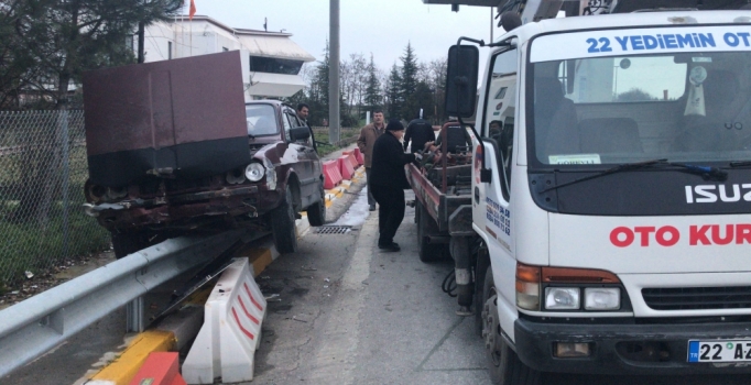 Edirne'de gişeleri kaçıran sürücü, otomobille bariyerlerin üzerine çıktı