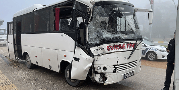 Edirne'de iki servis minibüsünün çarpıştığı kazada 20 kişi hafif yaralandı