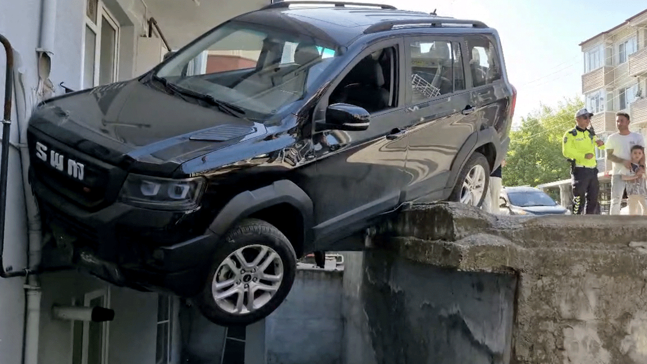 Edirne'de ilginç kaza: Kontrolden çıkan cip evin balkonunda asılı kaldı