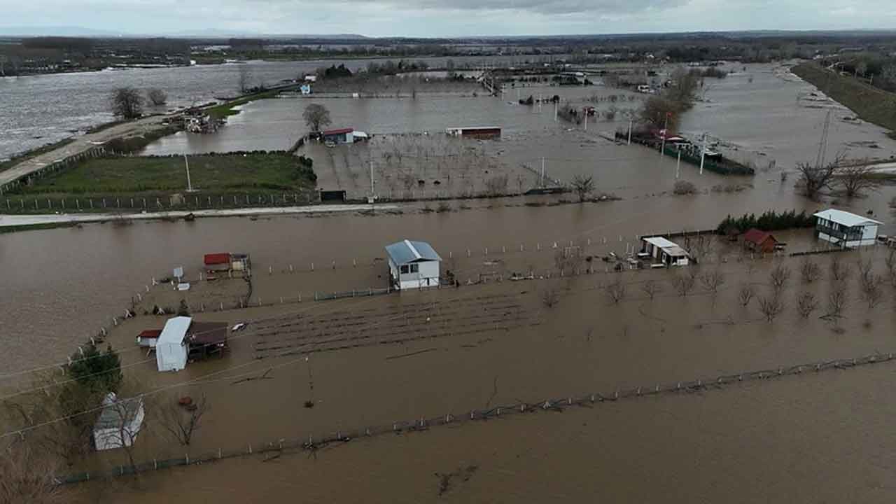 Edirne'de korkutan görüntü! Meriç Nehri taştı, tarım arazileri ve yollar sular altında kaldı!