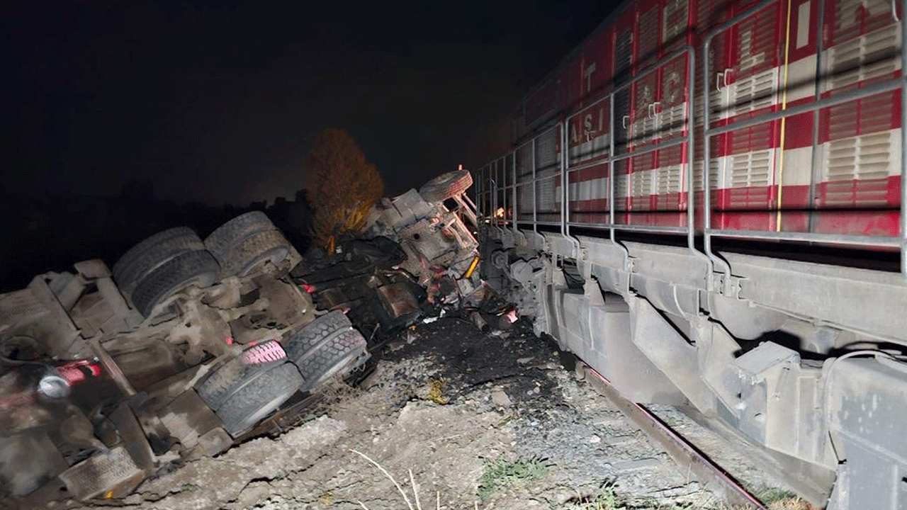 Edirne’de korkutan tren kazası! Yolcu treni terk edilmiş kamyona çarptı