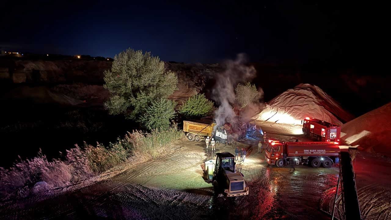 Edirne’de kum ocağında yangın: Alevler üç kamyonu kullanılamaz hale getirdi