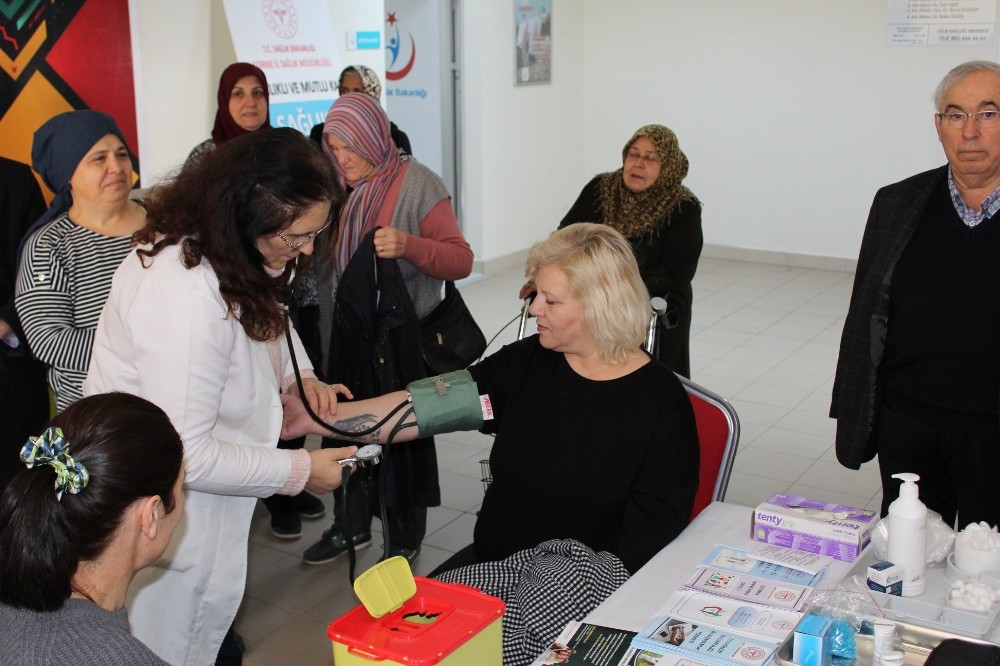 Edirne’de mahalle sakinlerine sağlık taramaları yapılıyor 