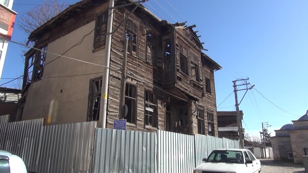 Edirne’de metruk binalar tehlike saçıyor 