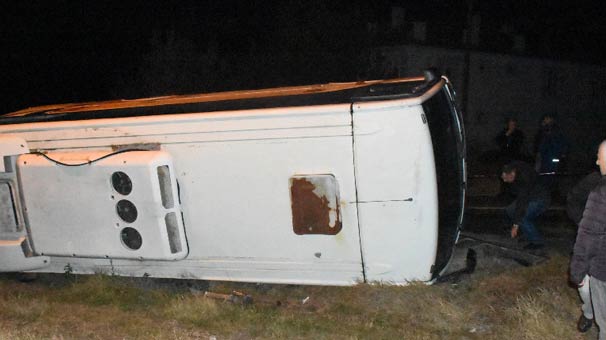 Edirne'de minibüs devrildi: 13 kişi yaralı