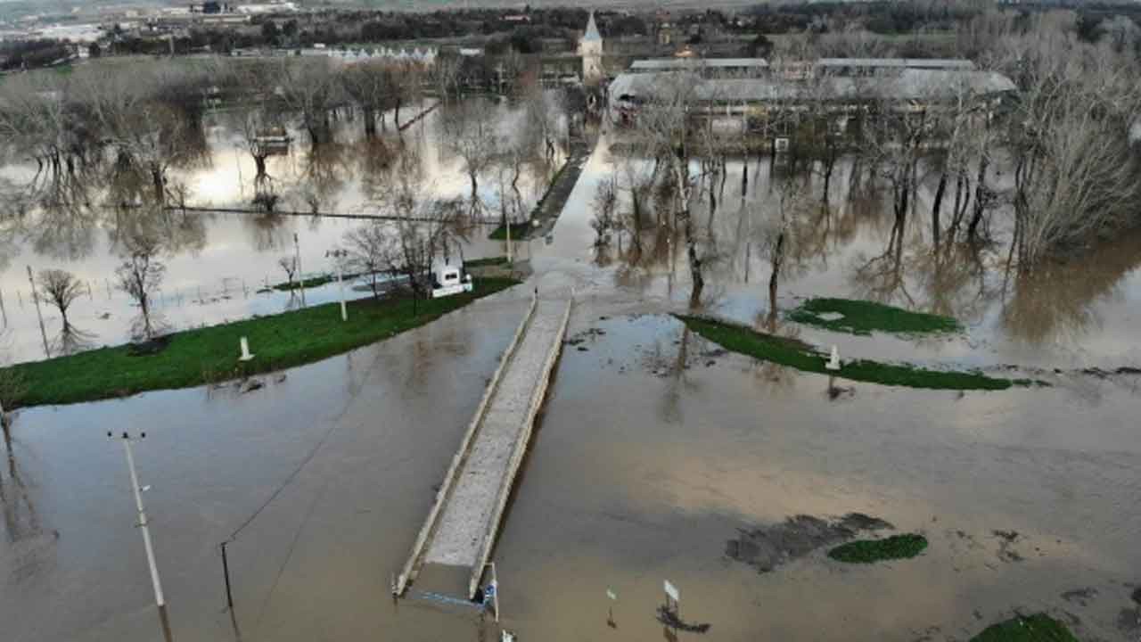 Edirne'de nehirler coştu, kırmızı alarm verildi!
