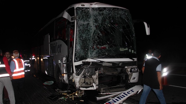 Edirne'de otobüs TIR'a çarptı: 1’i ağır, 11 yaralı