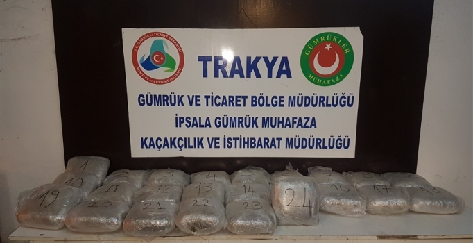 Edirne'de otomobilin altındaki gizli bölmede 25 kilo esrar ele geçirildi