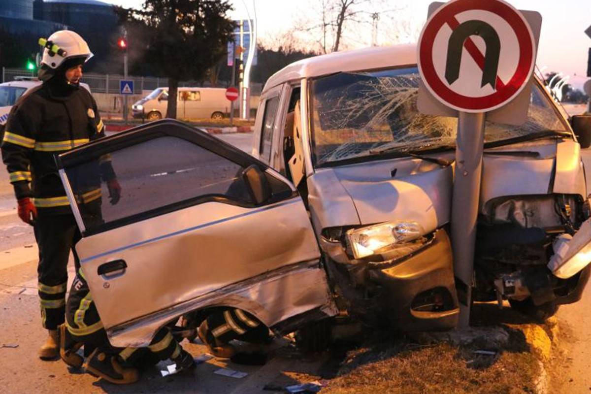 Edirne'de panelvan önce taksiye, ardından direğe çarptı: 3 yaralı