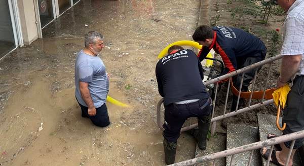 Edirne'de sağanak iş yerlerini su altında bıraktı