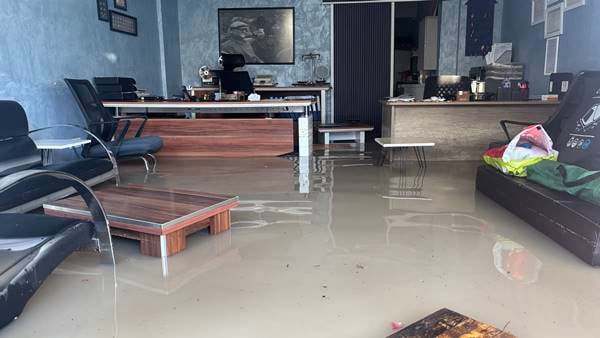 Edirne’de sağanak ve dolu hayatı felç etti: İş yerleri sular altında kaldı