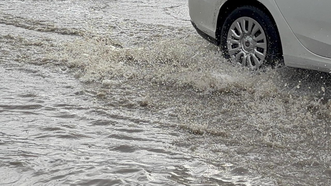Edirne’de sağanak yağış hayatı olumsuz etkiledi