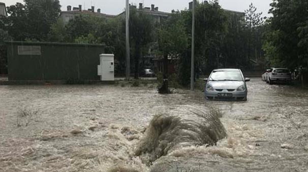 Edirne'de sağanak yağış nedeniyle yol çöktü