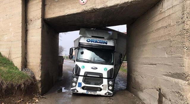 Edirne'de TIR köprüye sıkıştı