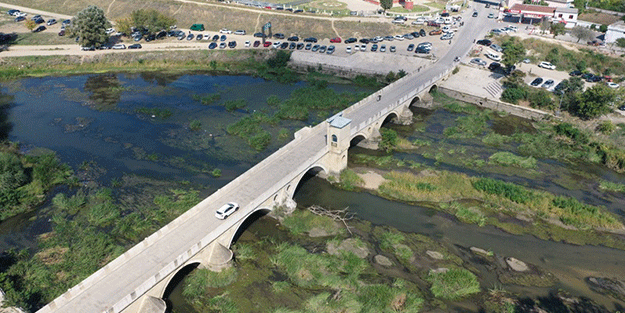 Edirne'de vatandaşlar çöple kaplanan derenin temizlenmesini istiyor