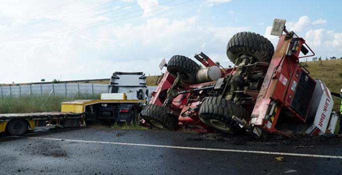 Edirne'de vinç yüklü TIR devrildi, Türkiye'yi Yunanistan'a bağlayan yol kapandı