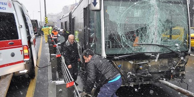 Edirnekapı durağında metrobüs kazası