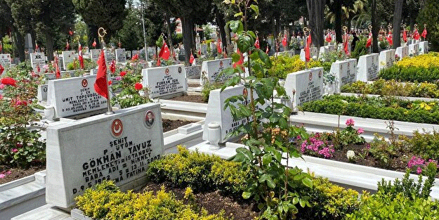 Edirnekapı Şehitliği’nde buruk Anneler Günü