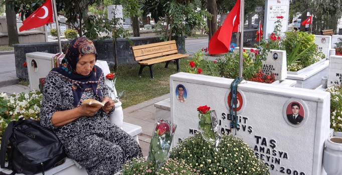 Edirnekapı Şehitliği'ne ziyaretçi yoğunluğu