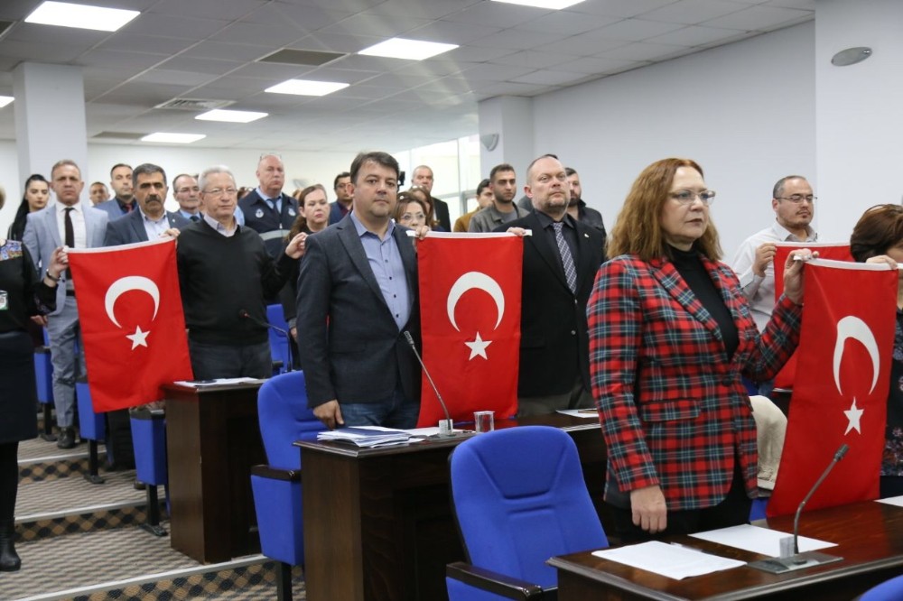 Edremit Belediye Meclisi’nde şehitler anıldı 