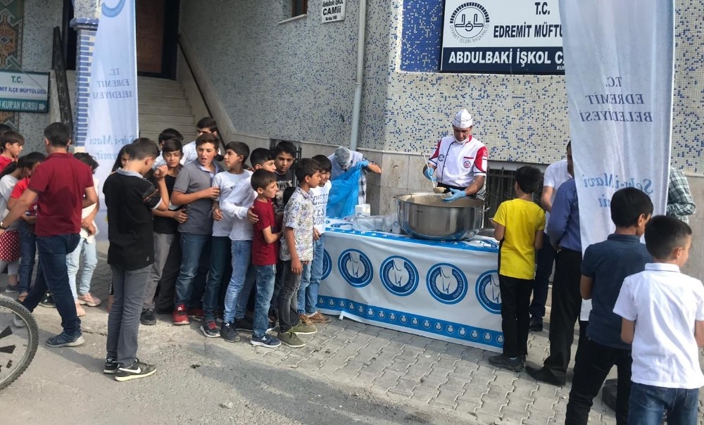 Edremit Belediyesi 5 bin kişiye aşure dağıttı 