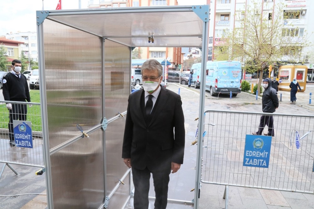 Edremit Belediyesi dezenfeksiyon kabinleri kurdu 