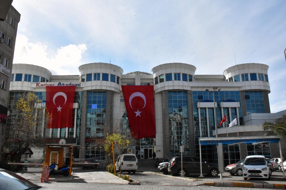 Edremit Belediyesi’nden “bayrak” çağrısı 