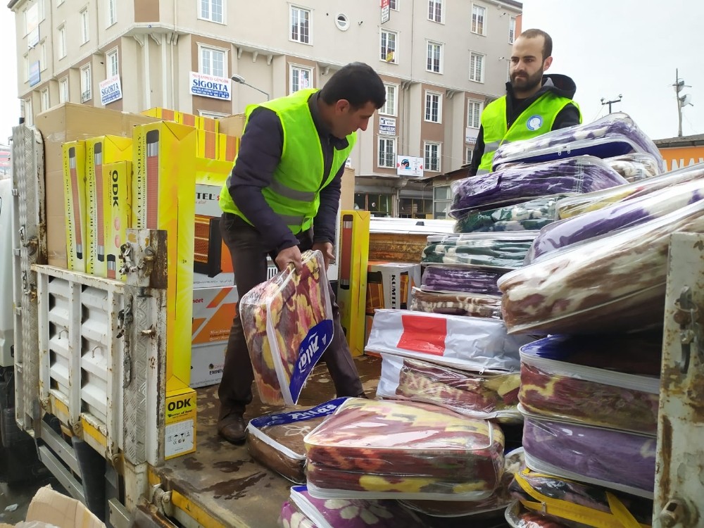 Edremit Belediyesinden deprem bölgesine yardım 