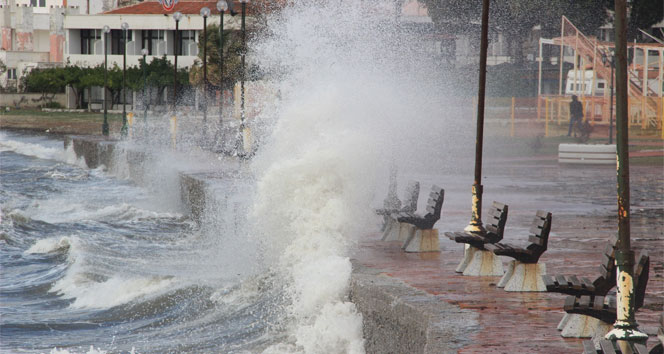 Edremit Körfezi'nde dev dalgalar sahilleri dövüyor